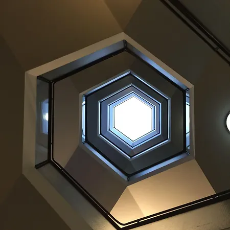 The Hive 4*